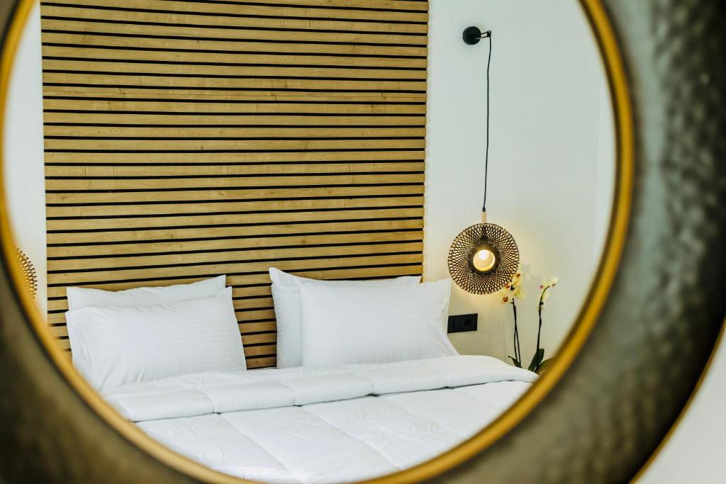 Postel nebo postele na pokoji v ubytování PARGA SUITES