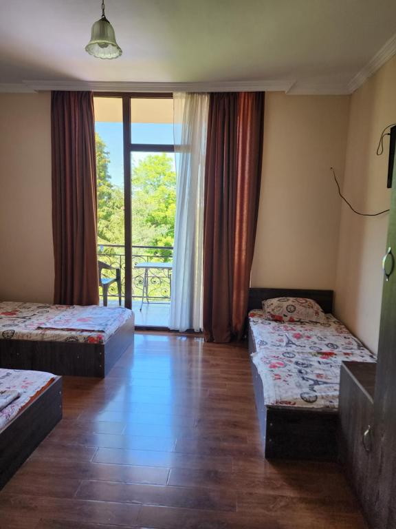 Postel nebo postele na pokoji v ubytování Vizitori Hotel