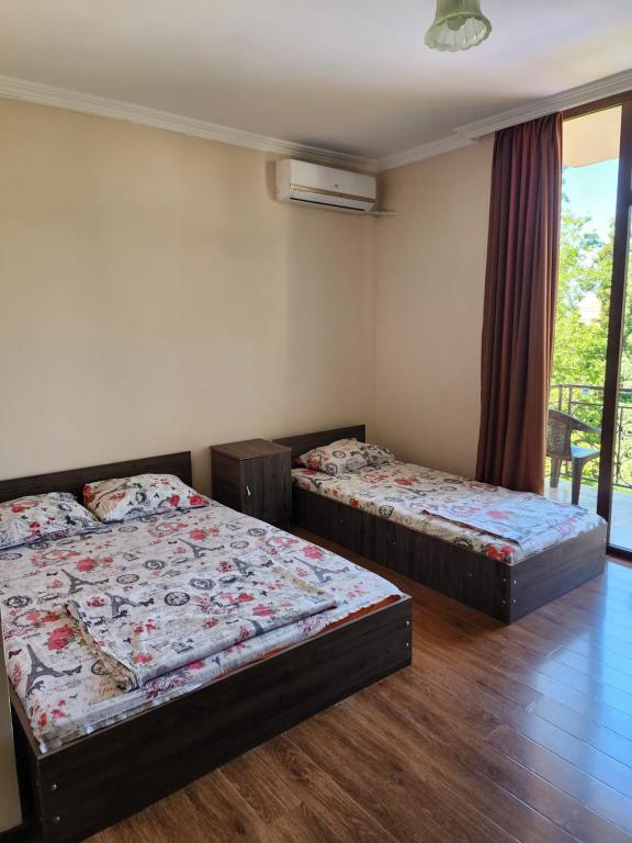 Postel nebo postele na pokoji v ubytování Vizitori Hotel