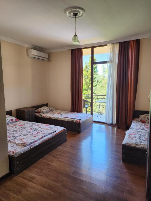Postel nebo postele na pokoji v ubytování Vizitori Hotel