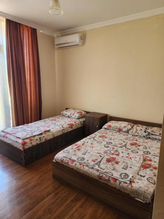 Postel nebo postele na pokoji v ubytování Vizitori Hotel