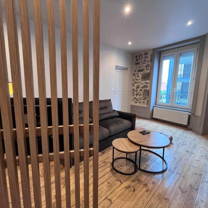 un salon avec un canapé et une table dans l'établissement Horus Elegant Gare SNCF 4p, à Clermont-Ferrand