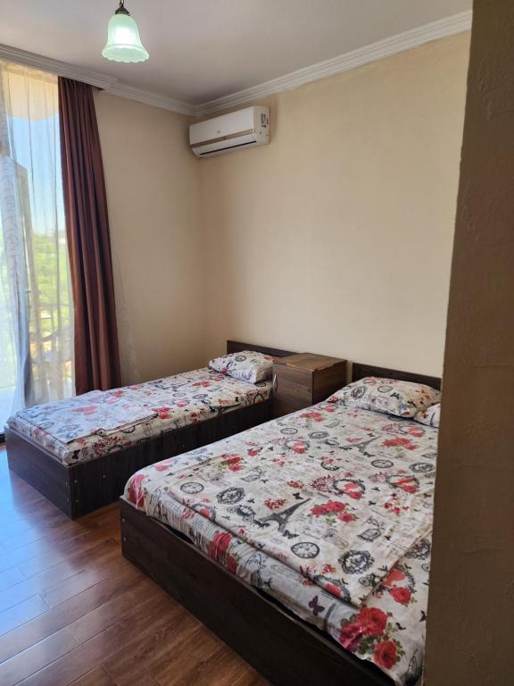 Postel nebo postele na pokoji v ubytování Vizitori Hotel