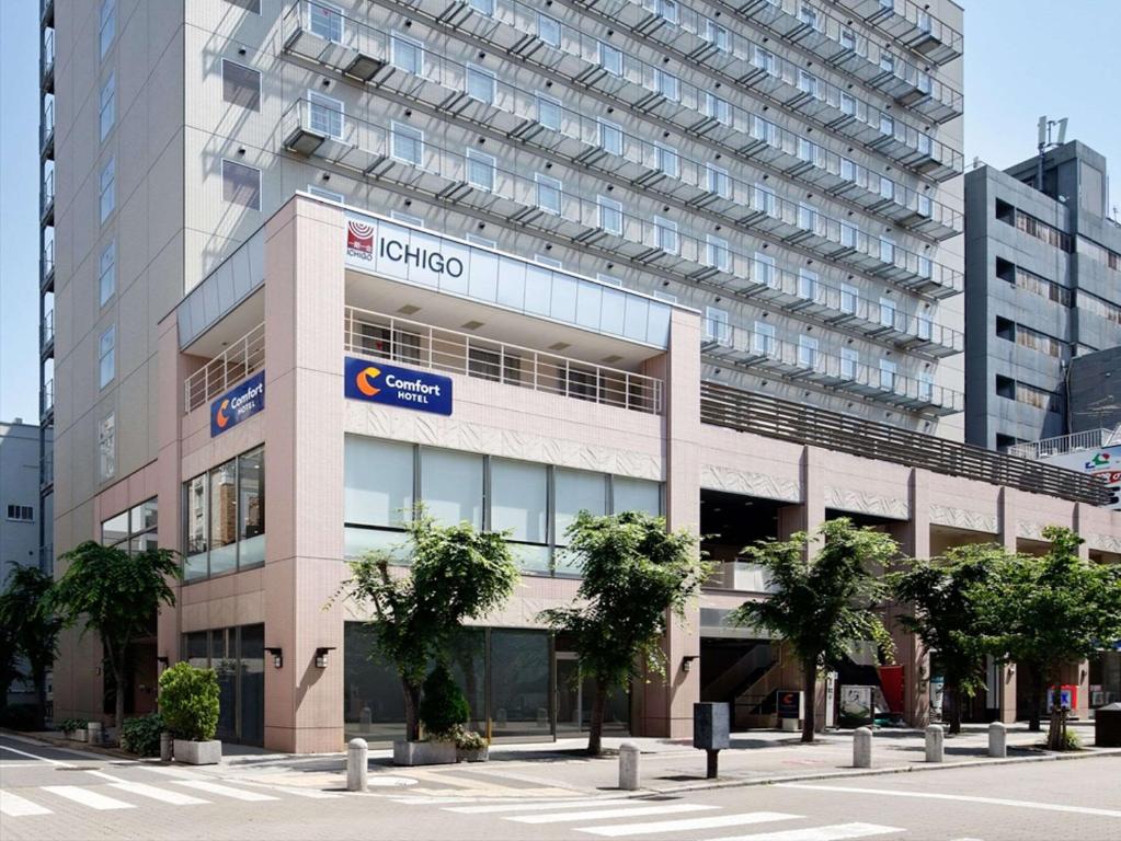 um edifício de escritórios com uma placa na lateral em Comfort Hotel Osaka Shinsaibashi em Osaka