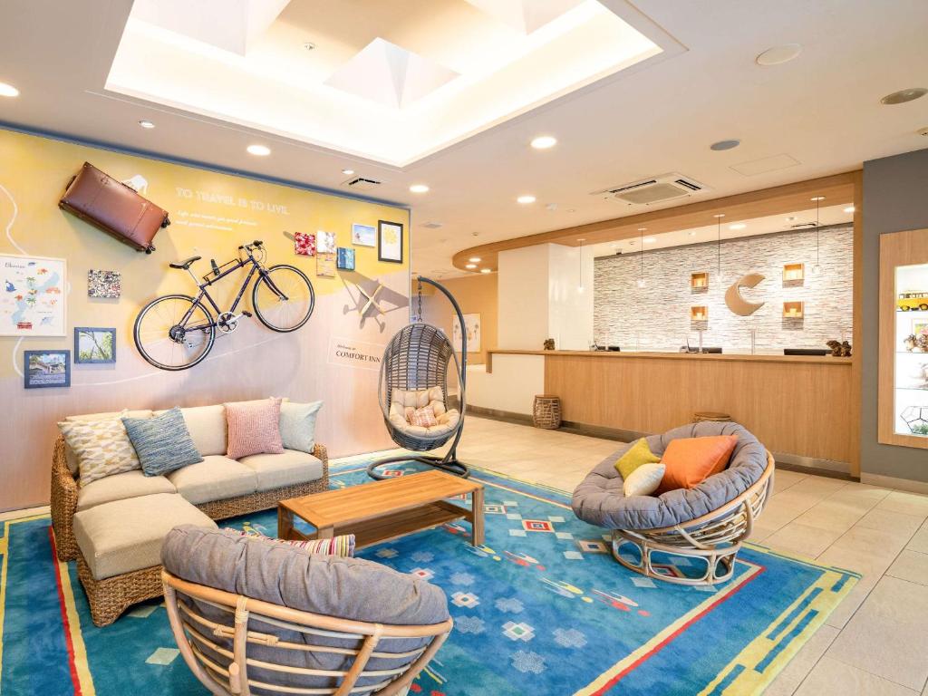 poczekalnia z kanapą i rowerem na ścianie w obiekcie Comfort Inn Naha Tomari Port w mieście Naha