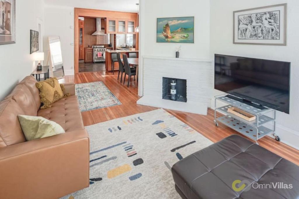 ein Wohnzimmer mit einem Sofa und einem Flachbild-TV in der Unterkunft Charming 3BR - Heart of Seattle in Seattle