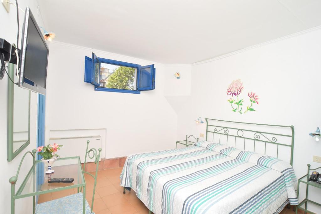 Una cama o camas en una habitación de Hotel Celeste