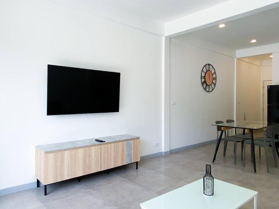 Televiisor ja/või meelelahutuskeskus majutusasutuses Cosy apartment - 400m from the beach