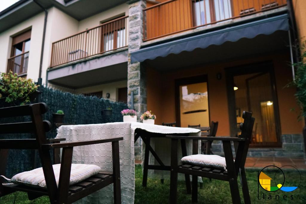 a table and chairs in front of a house at Adosado en LLanes in Llanes