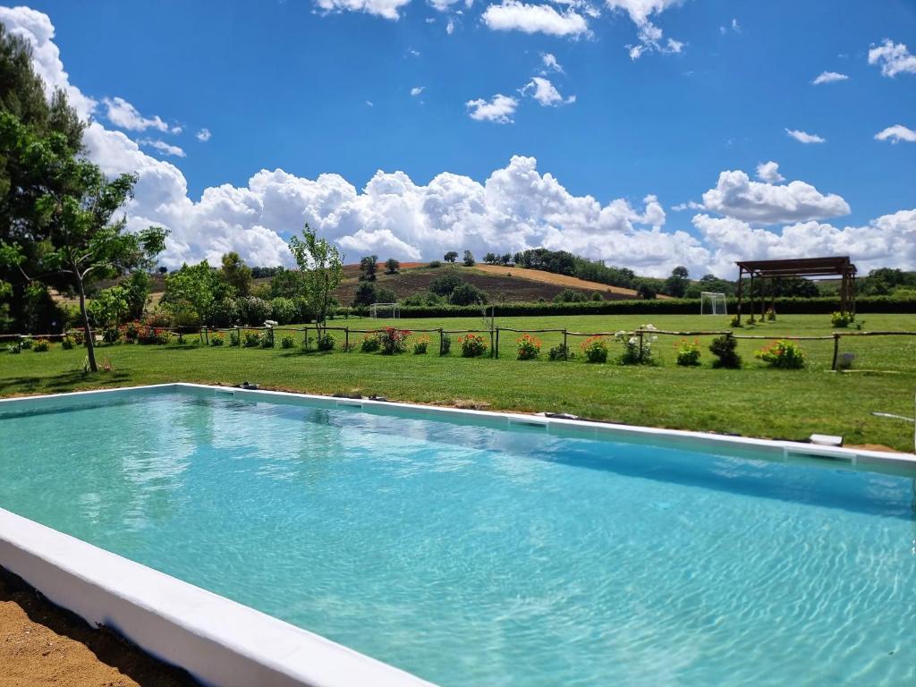 duży basen w podwórzu z polem w obiekcie Agriturismo Essentia dimora rurale w mieście Larino
