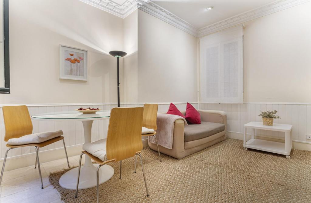 sala de estar con sofá y mesa en Apartamento Prado en Madrid en Madrid