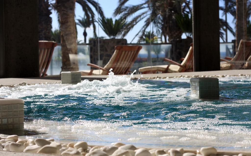 Bazén v ubytování Hotel LIVVO Costa Taurito & Aquapark nebo v jeho okolí
