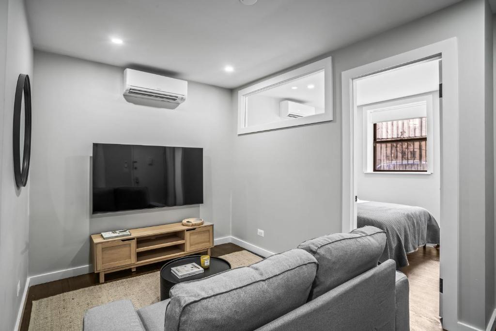 رزرو هتل و هاستل، Cozy Corner 2 Bd 1 Bath, آژانس هواپیمایی آسمان سپید
