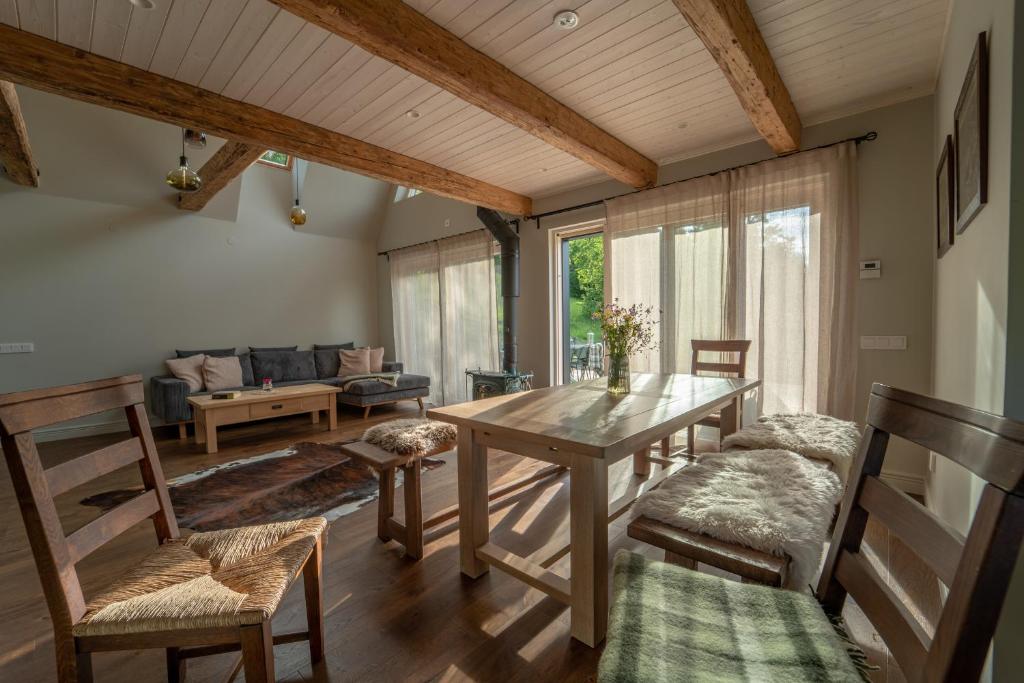 a living room with a wooden table and chairs at Lagom Lodge in Izvoare