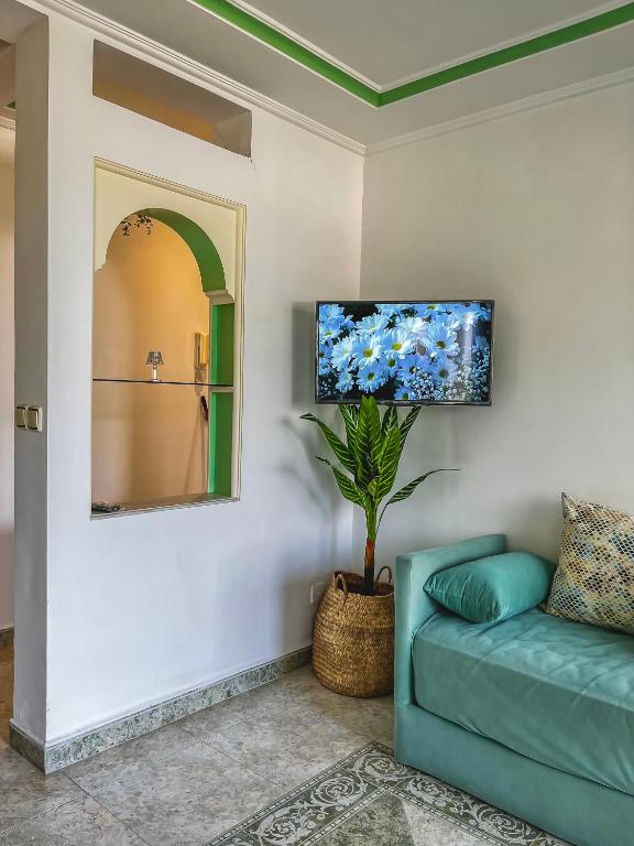 TV a/nebo společenská místnost v ubytování Luxueux appartement avec vue mer & piscine