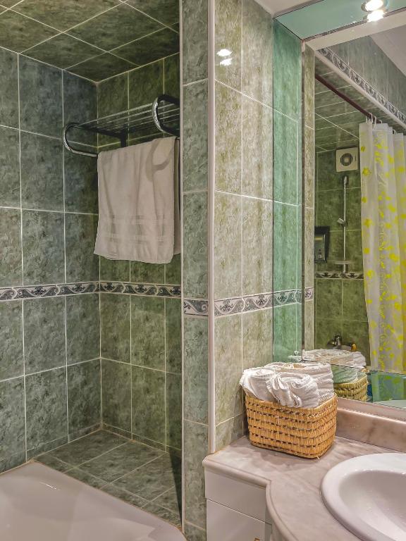 Koupelna v ubytování Luxueux appartement avec vue mer & piscine