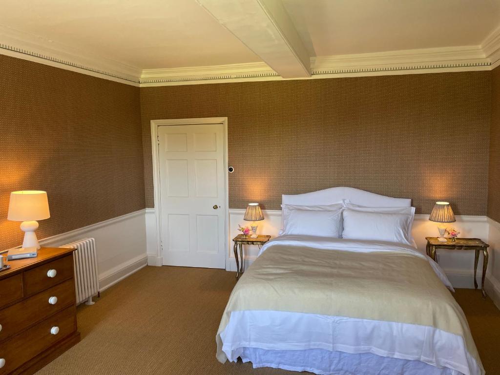 Un pat sau paturi într-o cameră la Noyadd Trefawr
