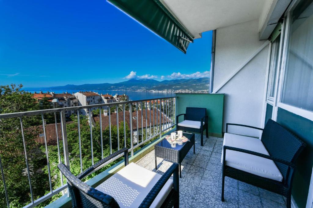 Alpaca Penthouse Apartment with a Stunning Sea View