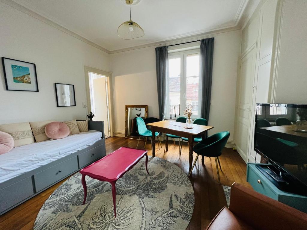un salon avec un canapé et une table dans l'établissement Le Poincaré! - Appartement T3, à Nancy