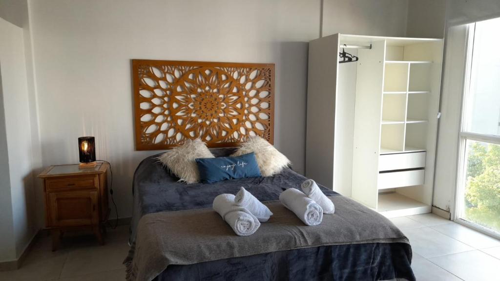 Imagine Depto في لا بلاتا: غرفة نوم عليها سرير ومخدات