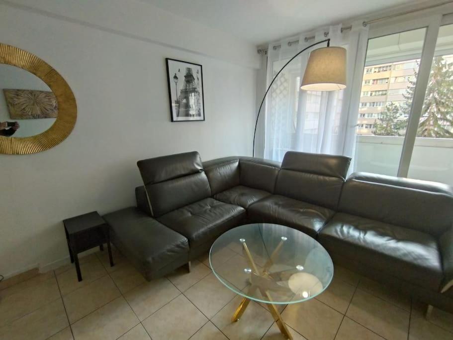 un salon avec un canapé et une table en verre dans l'établissement 5 mn, 450m walk Metro La Defense, 3 bedrooms, Parking, à Puteaux