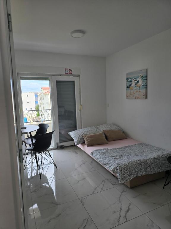 Postel nebo postele na pokoji v ubytování Apartments AM'AN with pool, Novalja