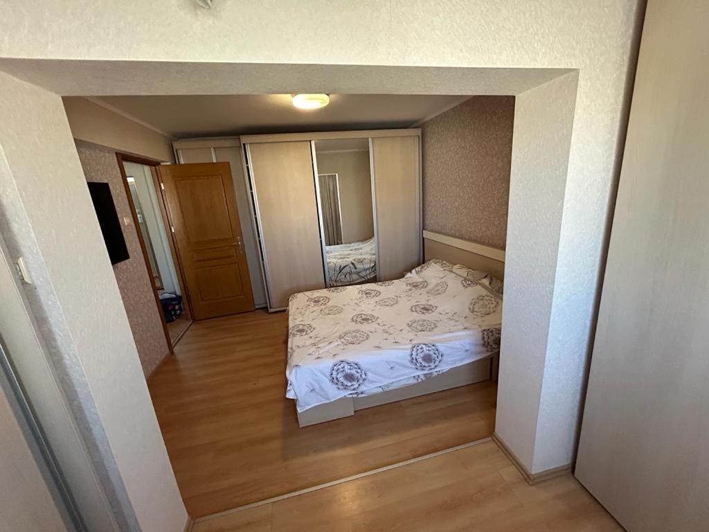 een uitzicht op een slaapkamer met een bed erin bij Apartament in Ploieşti