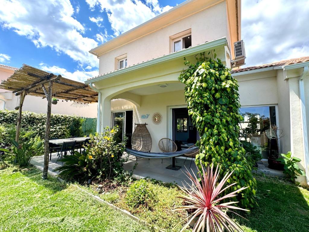 Casa con jardín y patio en Jolie maison Borgo trois chambres trois salles de bain en Borgo