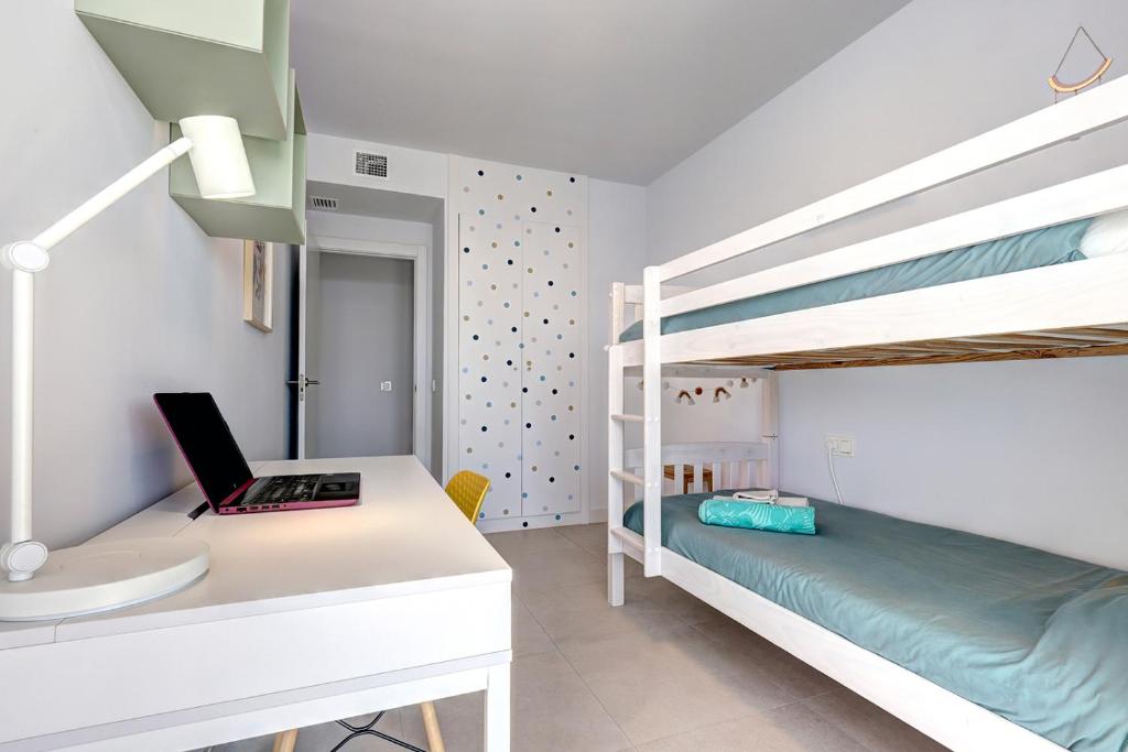 Posteľ alebo postele v izbe v ubytovaní Estepona Place - Spacious family city apartment