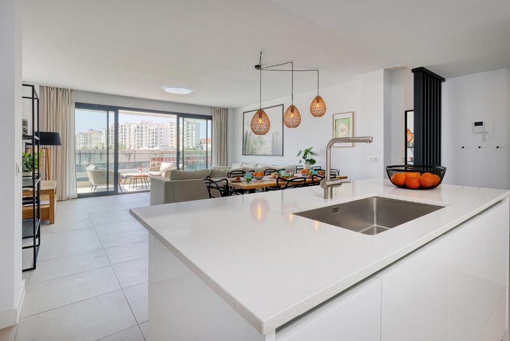 Kuchyňa alebo kuchynka v ubytovaní Estepona Place - Spacious family city apartment