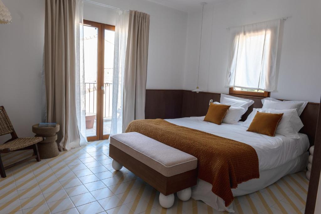 Postel nebo postele na pokoji v ubytování Boutique Hôtel Responsable et Restaurant Basgi Basgi