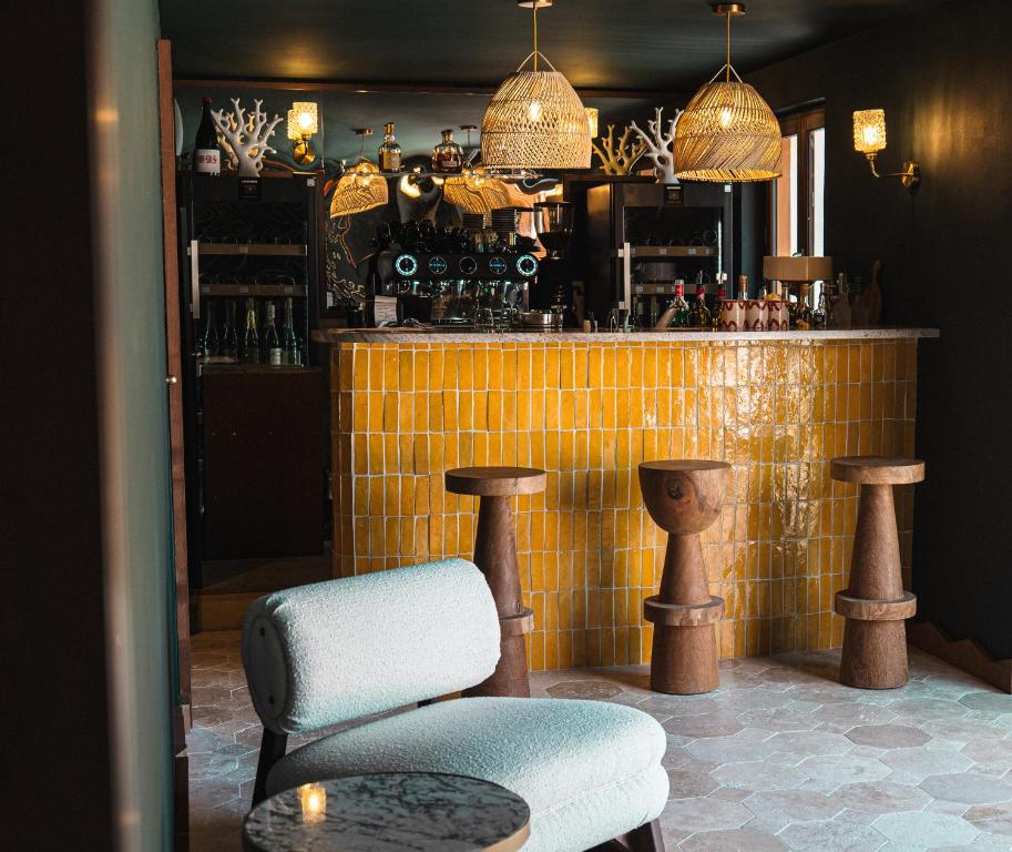 Lounge nebo bar v ubytování Boutique Hôtel Responsable et Restaurant Basgi Basgi