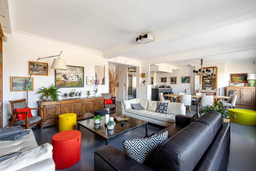 un salon avec un canapé et une table dans l'établissement GuestReady - Bright getaway near Bois de Boulogne, à Paris