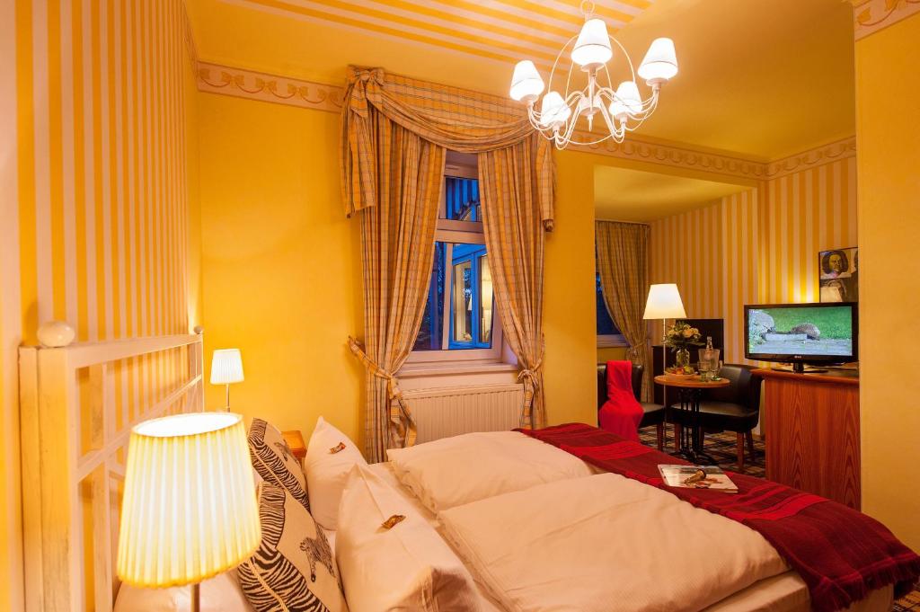 TV a/nebo společenská místnost v ubytování Hotel Schieferhof - GlasLUST