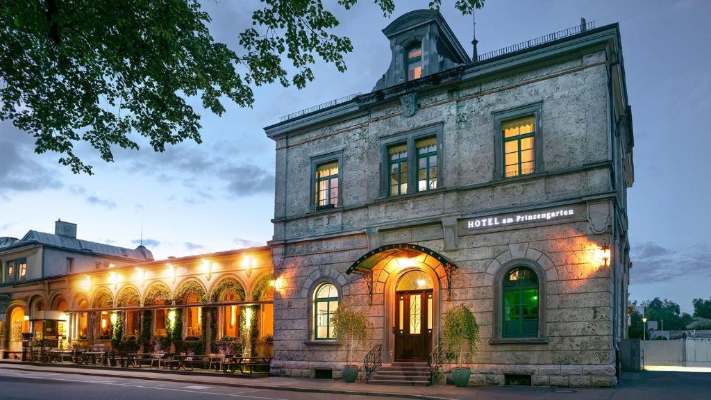 un vecchio edificio in pietra con luci accese di Hotel am Prinzengarten, inklusive AlbCard a Sigmaringen