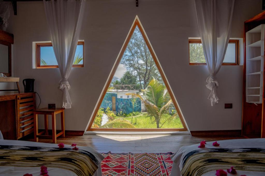Postel nebo postele na pokoji v ubytování La Perla Beach Resort, Zanzibar - Your Beachfront Private Haven