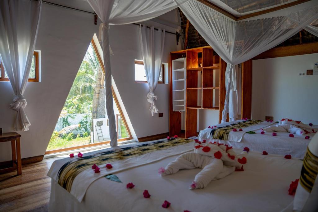 Postel nebo postele na pokoji v ubytování La Perla Beach Resort, Zanzibar - Your Beachfront Private Haven