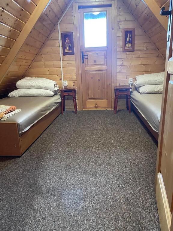 Łóżko lub łóżka w pokoju w obiekcie Domki letniskowe Ibiza