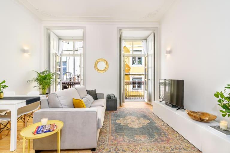 un soggiorno con divano e tavolo di GuestReady - Apartamento de luxo na baixa Lisboeta a Lisbona