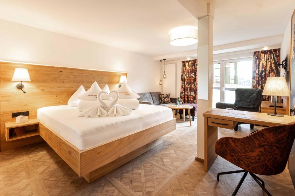 A bed or beds in a room at Alpenhotel DAS KÜREN
