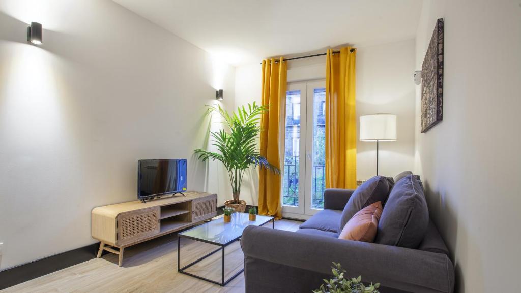 A television and/or entertainment centre at Apartamento Atocha II en Madrid