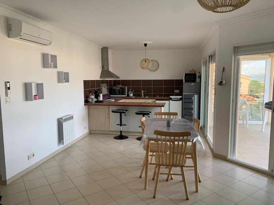Kuchyň nebo kuchyňský kout v ubytování Les Cistes Appt type 3 avec terrasse vue sur mer