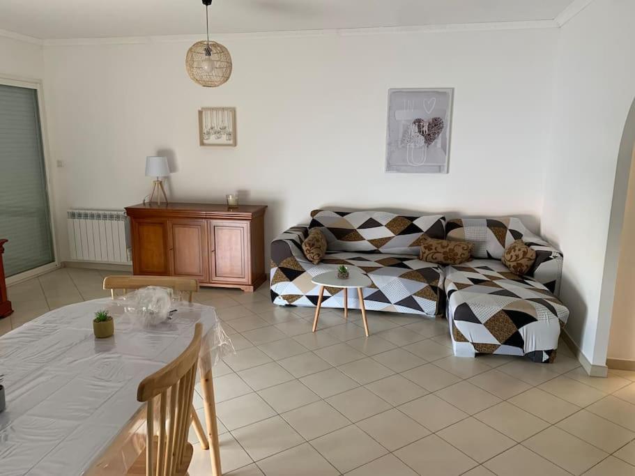 Posezení v ubytování Les Cistes Appt type 3 avec terrasse vue sur mer