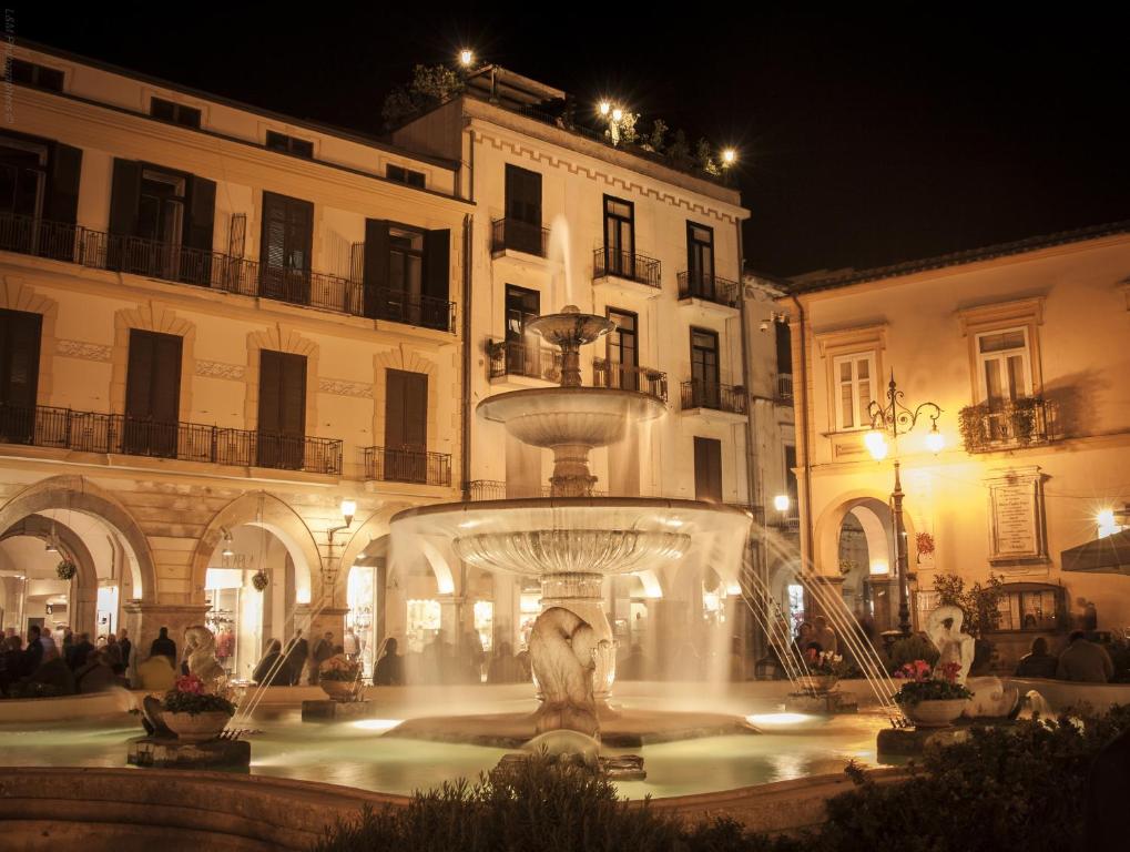 カーヴァ・デ・ティッレーニにあるL'Incantoの夜の建物前の噴水