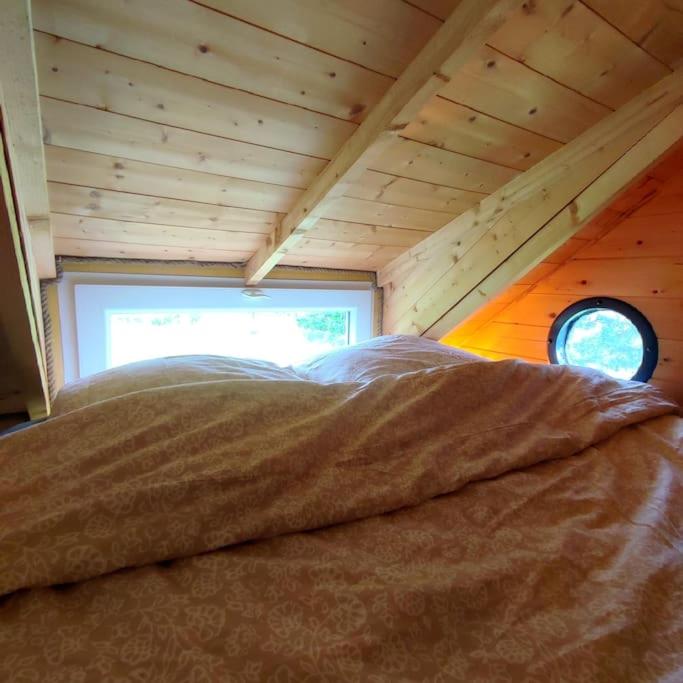 Postel nebo postele na pokoji v ubytování Nuit insolite en Tiny House