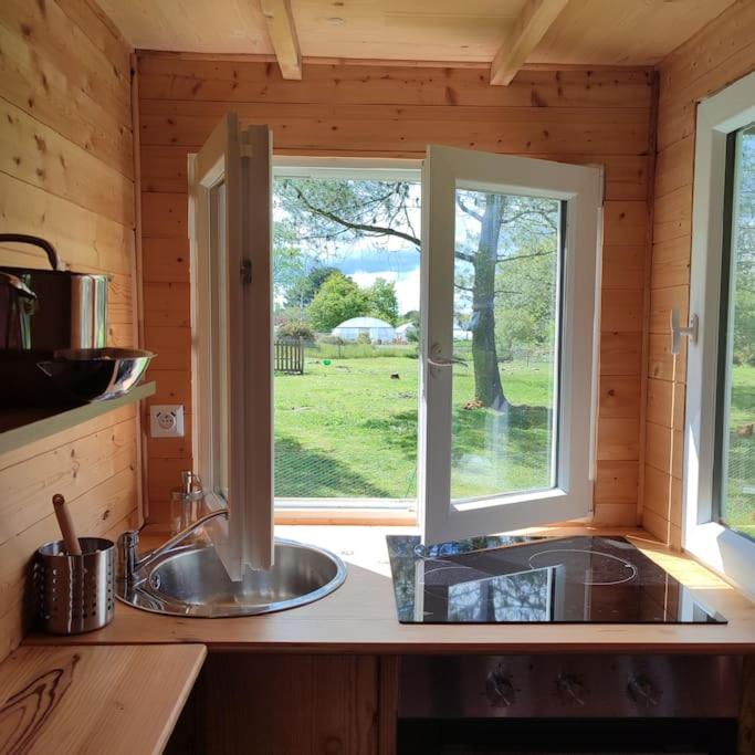 Kuchyň nebo kuchyňský kout v ubytování Nuit insolite en Tiny House