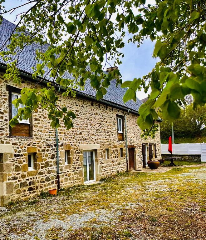 une maison en pierre avec une cour devant elle dans l'établissement Au Charme d Antan Thalamy, à Thalamy
