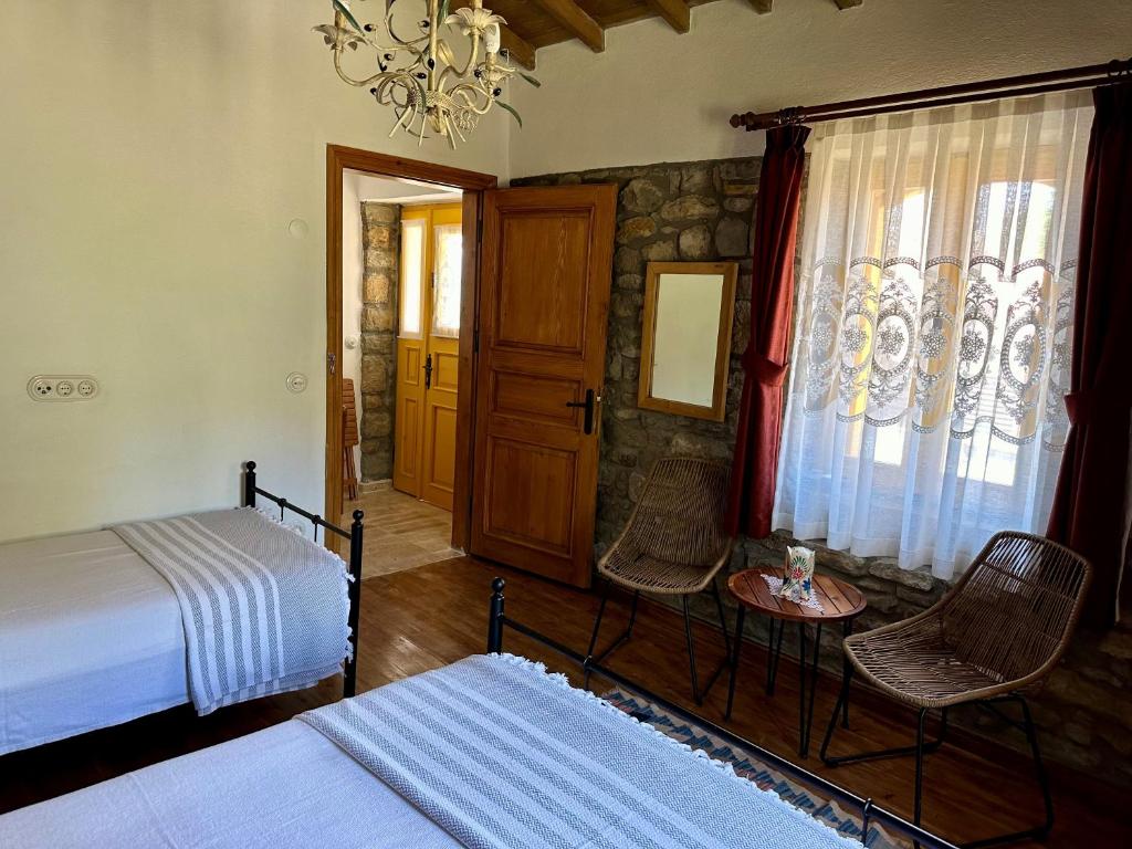 Postel nebo postele na pokoji v ubytování Ilios Guest House