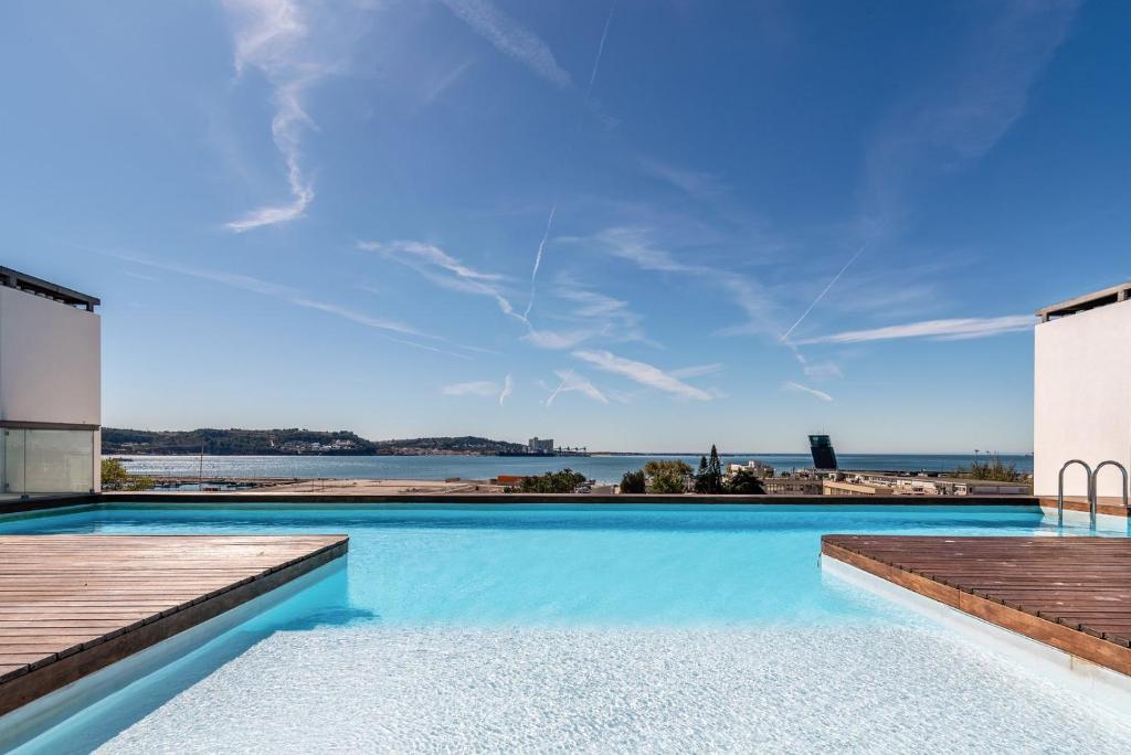 สระว่ายน้ำที่อยู่ใกล้ ๆ หรือใน GuestReady - Alges Apt with Stunning Rooftop Pool