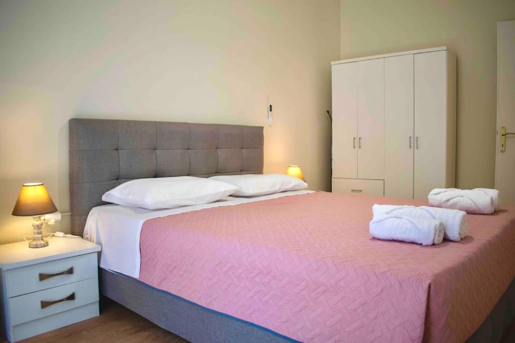 Postel nebo postele na pokoji v ubytování Metaxa apartment